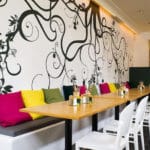 Idea para decorar un restaurante pequeño con vinilos