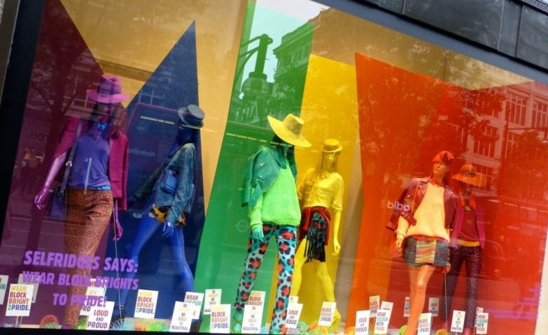 Escaparate de tienda de ropa decorado con colores