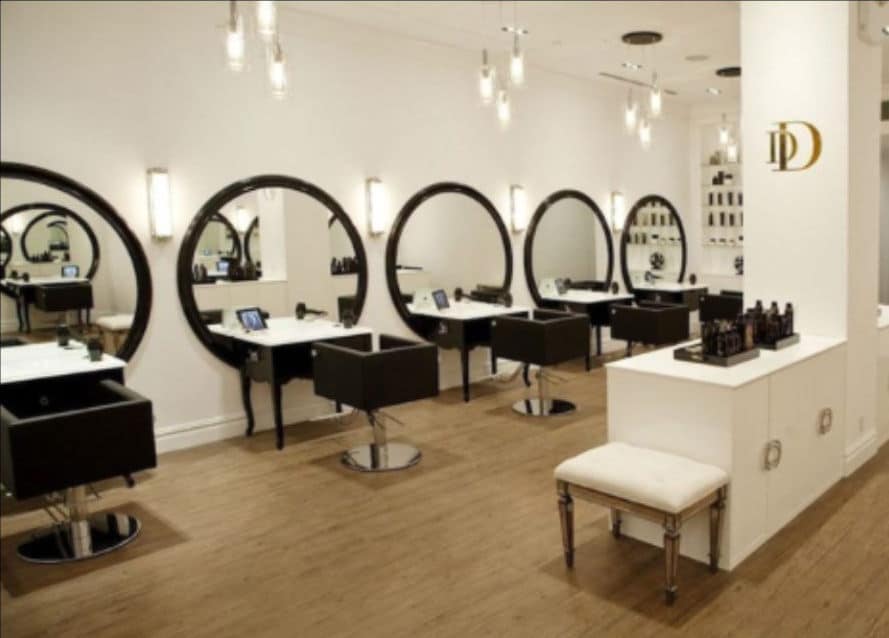 Espejos redondos que decoran una peluquería