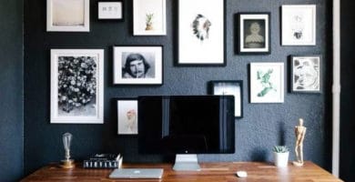 Oficina en casa decorada con cuadros