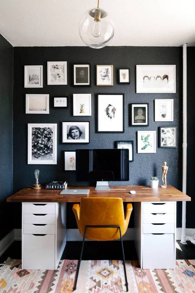 Oficina en casa decorada con cuadros