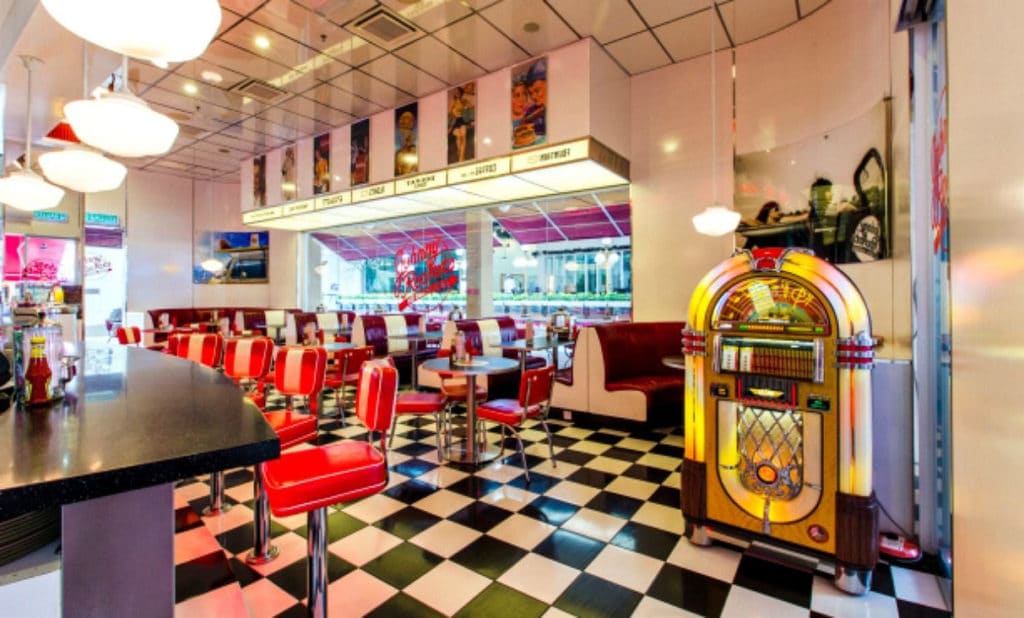Restaurante estilo americano vintage con Jukebox