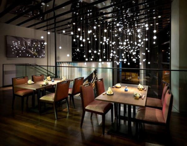 Restaurante decorado con luces
