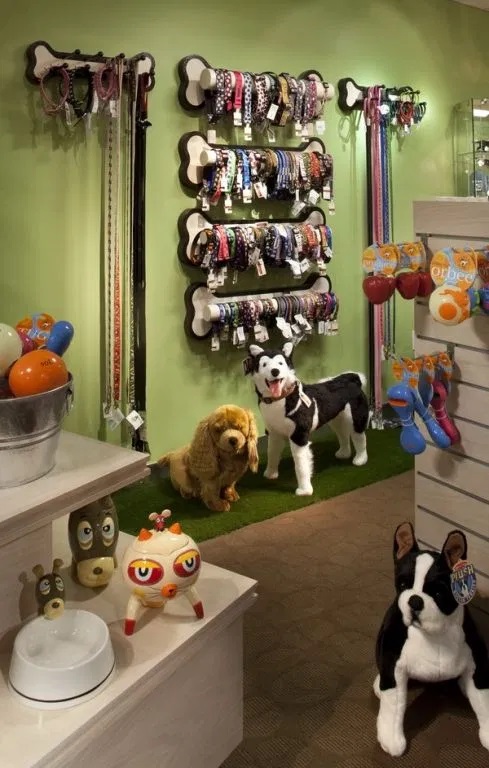Decoración tienda de animales con peluches de perros