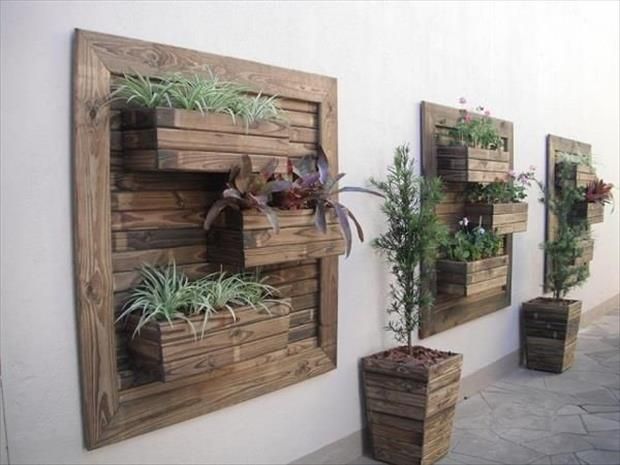 Decorar pared restaurante con palets y plantas