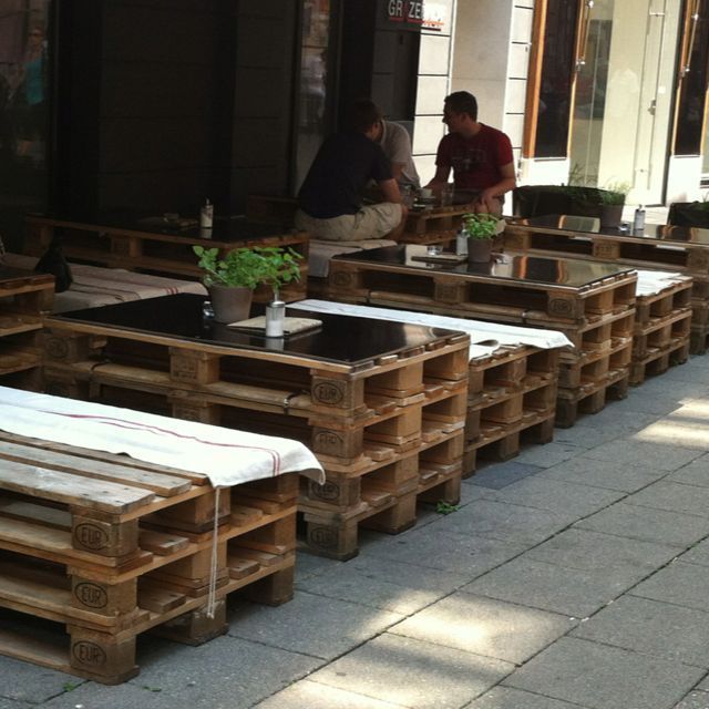 Terraza de restaurante en la calle con palets