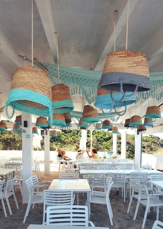 Decorar restaurante en la playa mobiliario blanco y cestos