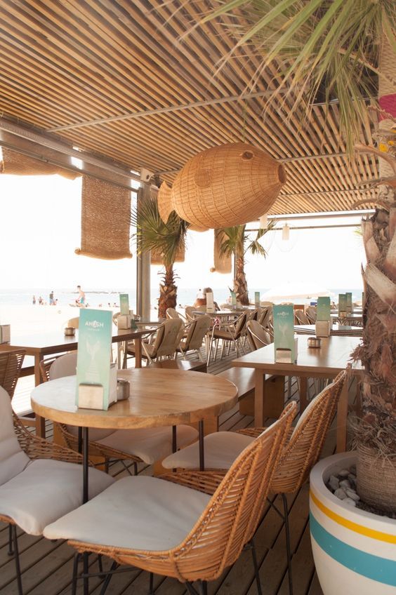 Decorar restaurante en la playa con mobiliario ratán