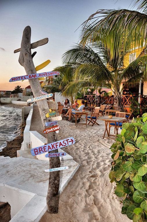 Decorar restaurante en la playa con cartel