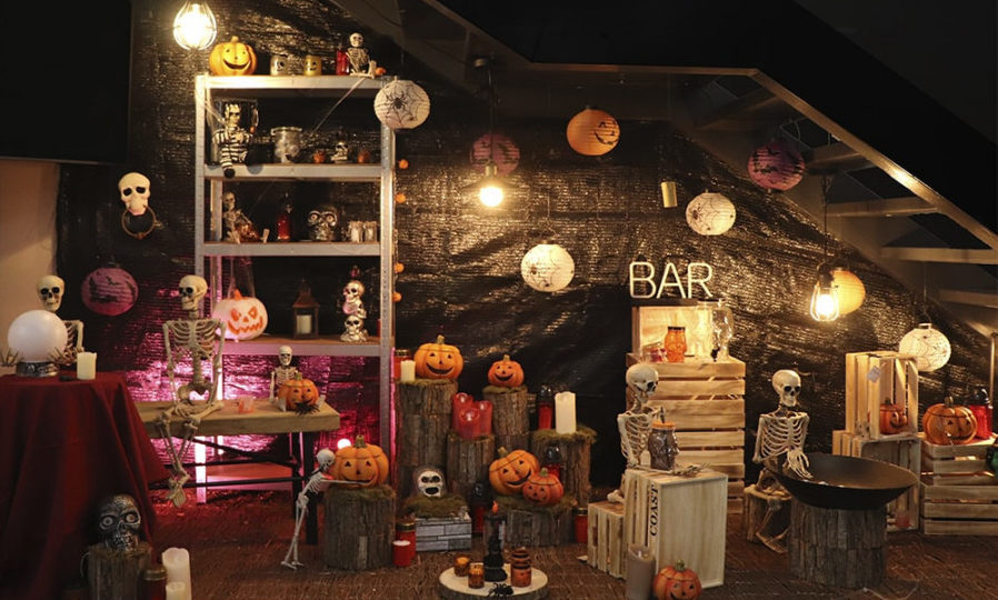 Lámpara chinas para decoración de un escaparate en Halloween