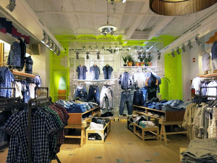 Pared llamativa verde en tienda de ropa