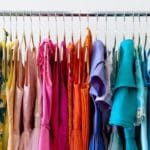 Tienda de ropa con vestidos organizada por colores