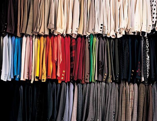 Tienda de ropa con pantalones organizados por colores