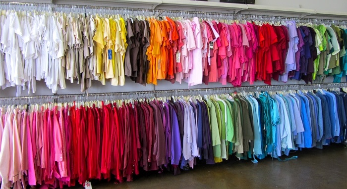 Tienda de ropa con camisetas organizada por colores 2
