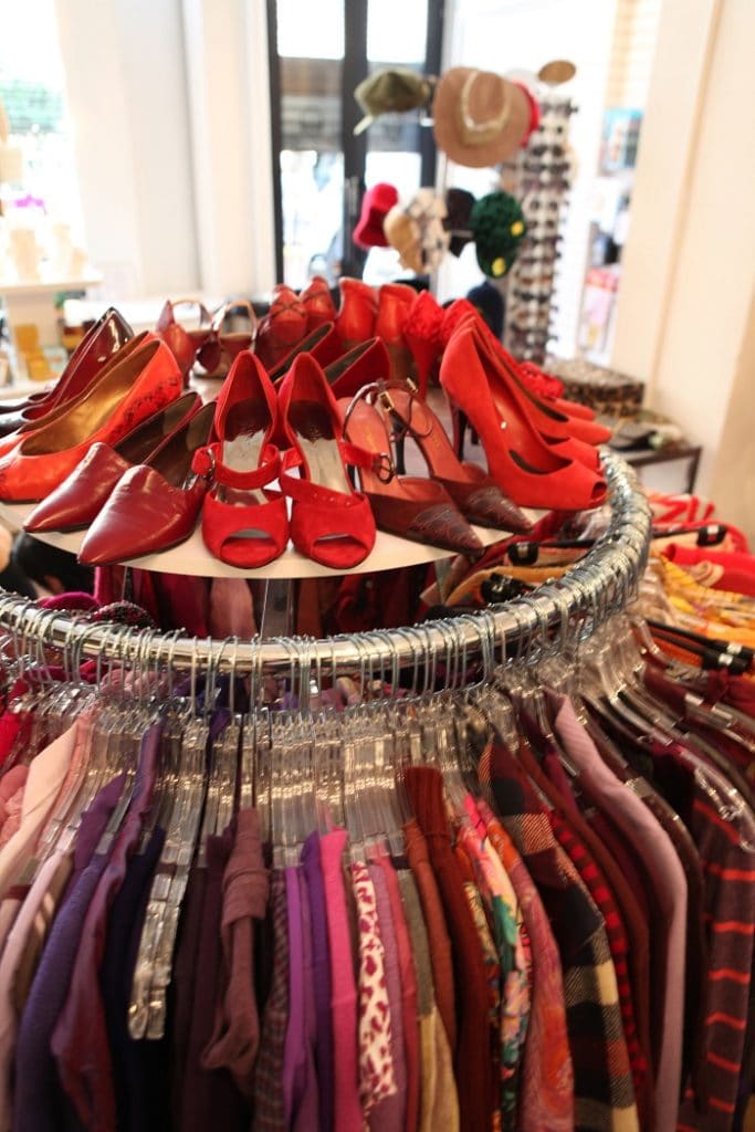 Tienda de ropa vintage organizada por colores rojos