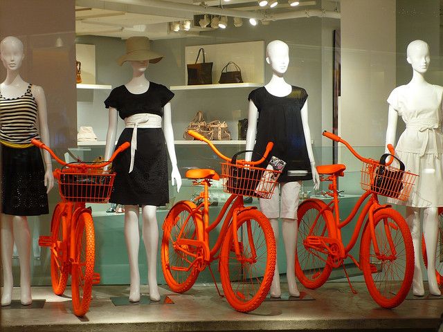 Escaparate de tienda de ropa original con bicicletas