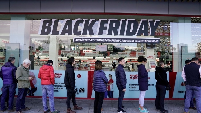 Escaparate de Black Friday en tienda de tecnología