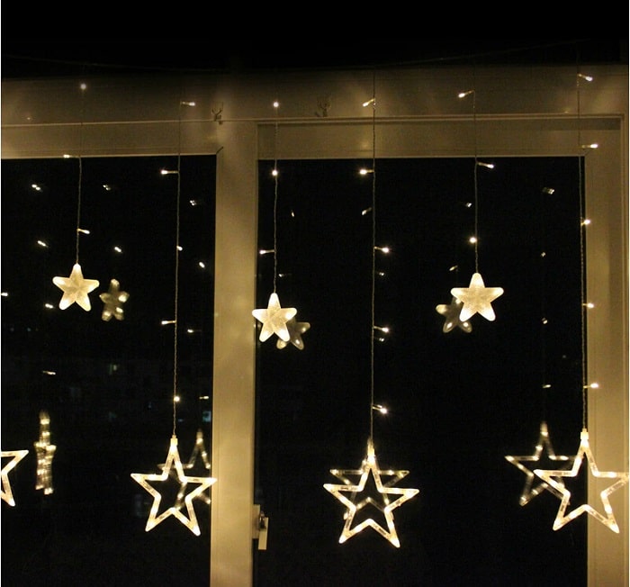 Luces de Navidad en forma de estrella en ventanas de tiendas