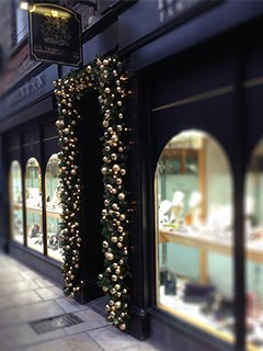 Decoración de la puerta de una tienda en Navidad elegante