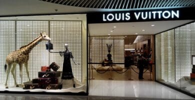 Escaparate cerrado tienda Louis Vuitton