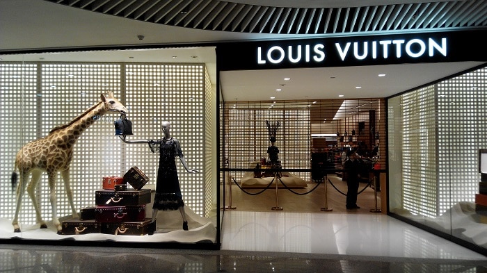 Escaparate cerrado tienda Louis Vuitton