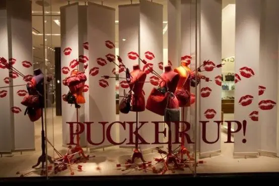Escaparate San Valentín con besos