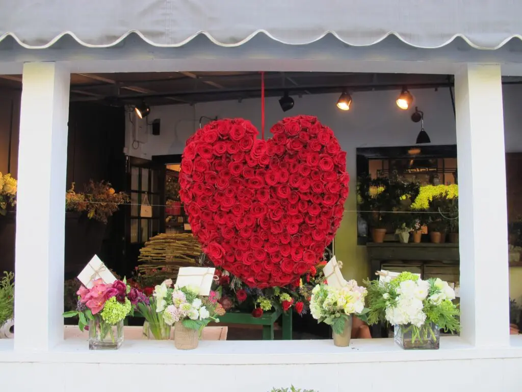 Escaparate San Valentín con rosas rojas