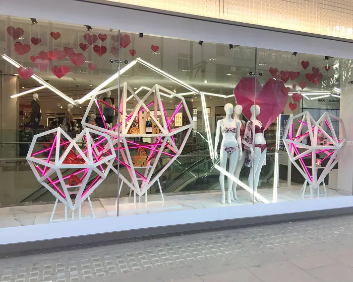 Decoración escaparate San Valentín original con corazones geométricos