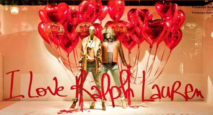 Decoración escaparate San Valentín con corazones metalizados