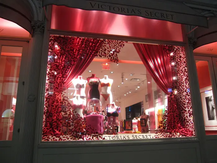 Decoración escaparate San Valentín con telas de raso