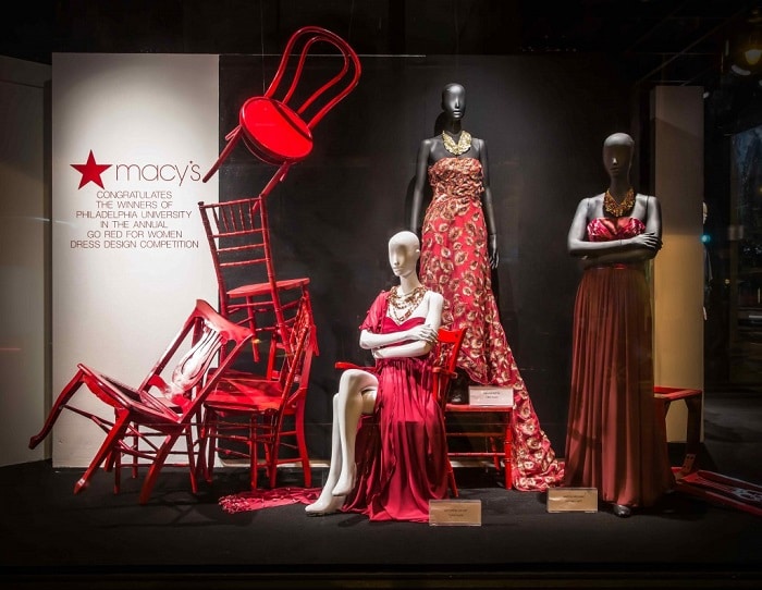 Decoración escaparate San Valentín original con sillas rojas