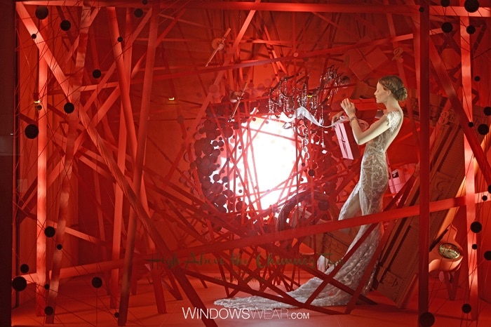 Decoración escaparate San Valentín original con hilos rojos