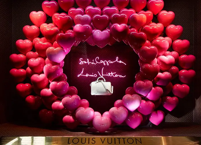 Decoración escaparate San Valentín con corazones