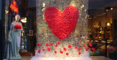 Escaparate San Valentín con un gran corazón rojo