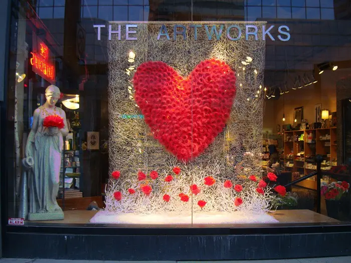 Escaparate San Valentín con un gran corazón rojo