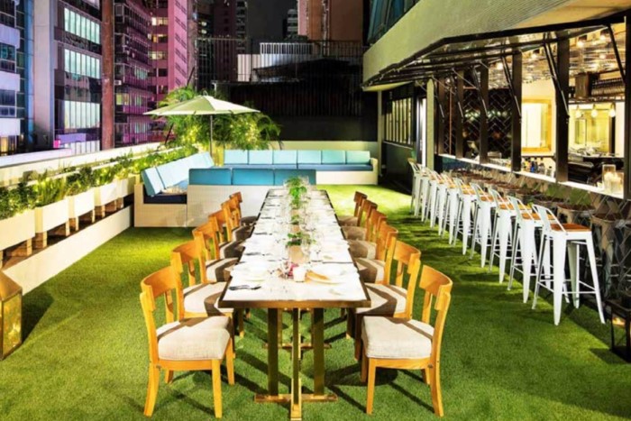 Césped artificial terraza restaurante
