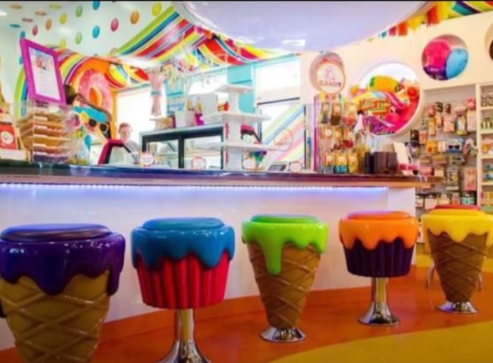 Decoración dulcería con asientos con forma de helado
