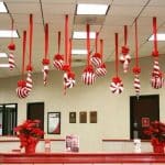 Adornos colgantes para decorar una oficina en Navidad
