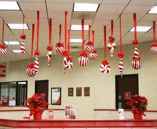 Adornos colgantes para decorar una oficina en Navidad