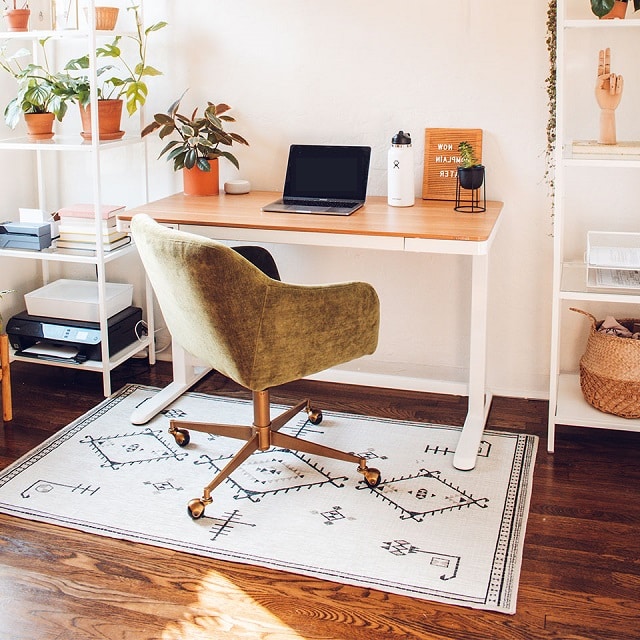 Oficina pequeña decorada con una alfombra 