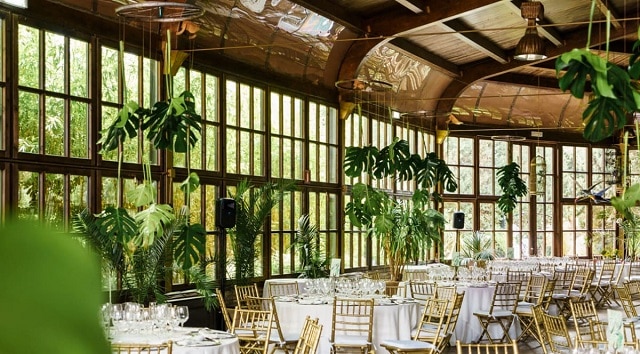 Restaurante con decoración tropical con plantas